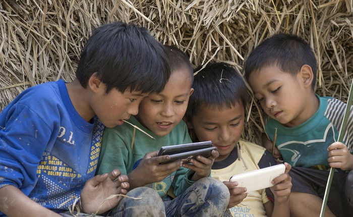 6 triệu trẻ em miền quê Trung Quốc bị bỏ lại với cơn nghiện smartphone