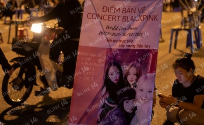 Hàng trăm người "ôm vé" BLACKPINK vây kín SVĐ Mỹ Đình để "bán tống bán tháo": chấp nhận pass lỗ, có cả vòng tay nhưng vẫn ít người mua!