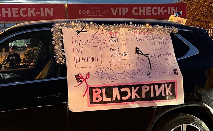 SVĐ Mỹ Đình tối “30 Tết”: Giá vé concert BlackPink giảm sập sàn, người bán chấp nhận lỗ hơn 50%, tặng kèm quà nhưng vẫn đỏ mắt tìm khách