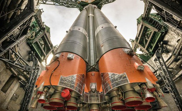 Bộ ảnh quyền lực: Nga nâng tên lửa Soyuz lên bệ, sắp có chuyến bay lịch sử