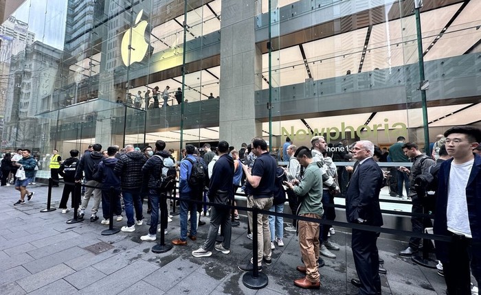 Apple vẫn chứng tỏ đẳng cấp: Hàng dài xếp hàng mua iPhone 15, đến người thất nghiệp cũng chịu chi hơn 1.000 USD