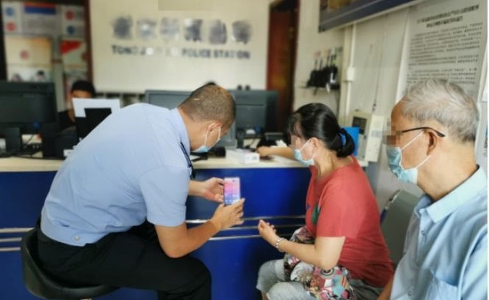 Cặp vợ chồng U70 sập bẫy lừa đảo online, suýt mất hết 6 tỷ đồng tiền hưu trí: Cảnh sát lập tức vào cuộc cứu nguy kịp thời
