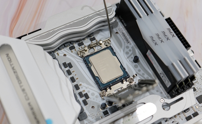 Trên tay Colorful iGame Z790D5 FLOW: mainboard màu trắng cho các cấu hình Intel cao cấp