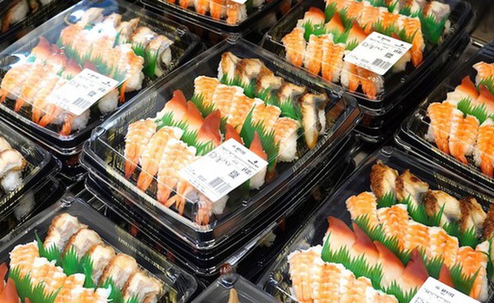 Mấy cái hộp nhựa đen đựng sushi trong siêu thị, trông thì ngon, nhưng độc hại cỡ nào?