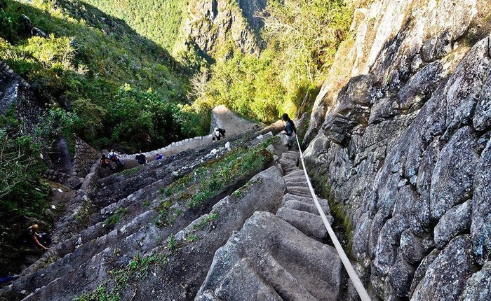 Tại sao 'bậc thang tử thần' ở Huayna Picchu của Peru lại dốc đến vậy?