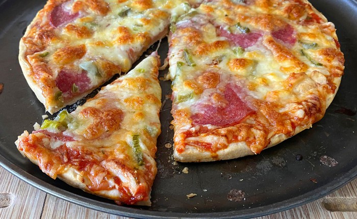 Độc lạ "trí tuệ" của AI Google Search: Khuyên người dùng đổ keo lên pizza trước khi ăn