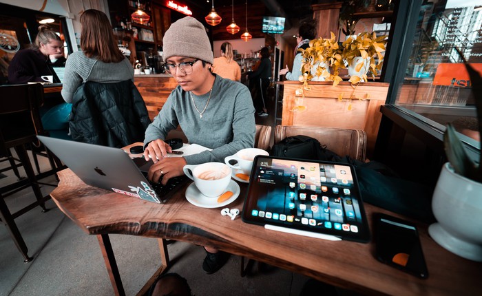 Quán cafe đầu tiên CẤM khách dùng laptop ngồi làm việc: ‘Khách yêu cầu quán tắt nhạc để họp trực tuyến trong khi chỉ gọi 1 ly nước!’