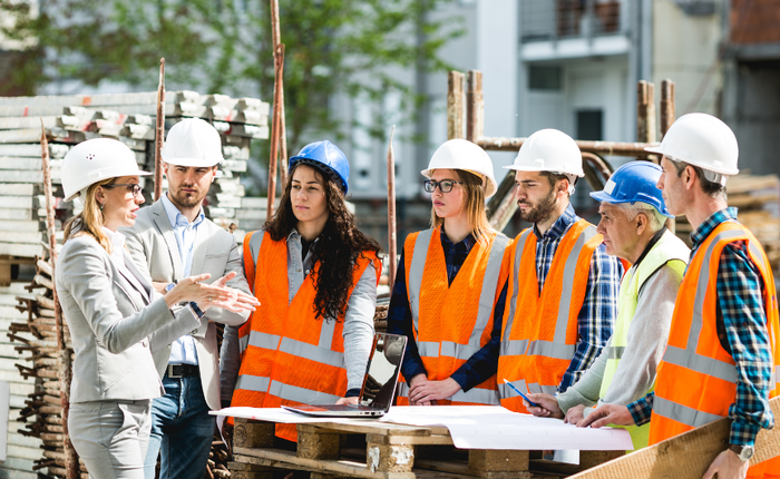 Người trẻ quay sang làm công nhân, thợ hàn, TikToker part-time… vì bằng đại học mất giá, thu nhập văn phòng không bằng dân lao động