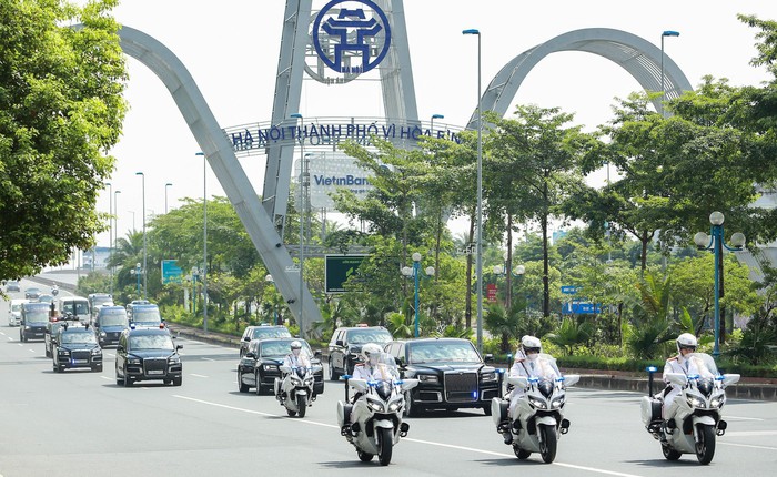 Hình ảnh cận cảnh đoàn 'siêu xe' đặc chủng phục vụ Tổng thống Nga Putin di chuyển trên đường phố Hà Nội