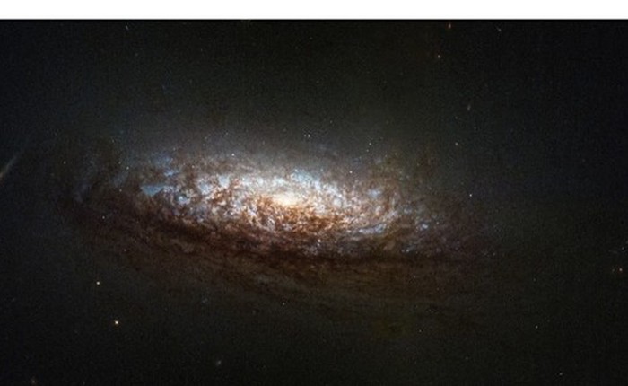 Kính viễn vọng Hubble chụp được bức ảnh sống động, tinh tế về thiên hà gần đó