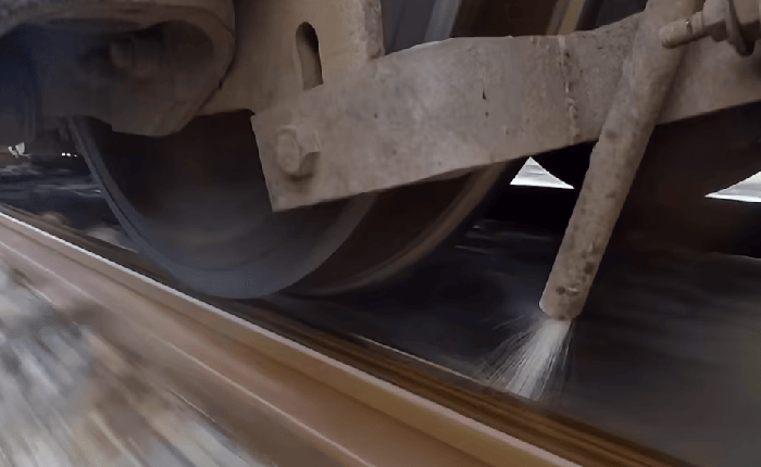 Tại sao phải phun cát xuống đường ray khi tàu đang chạy?