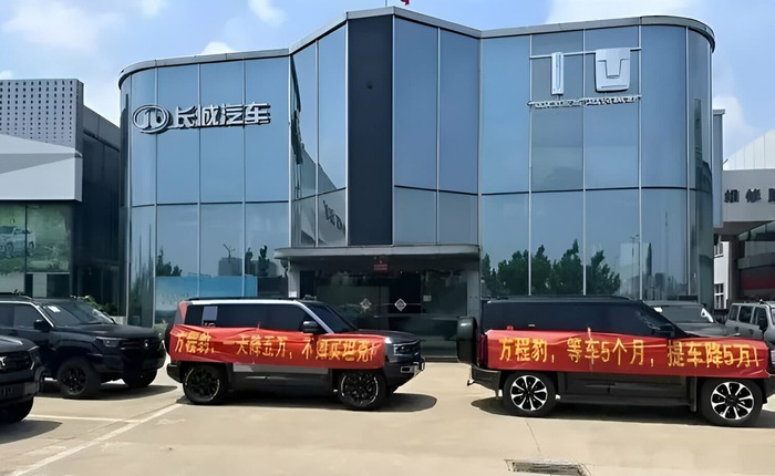 BYD bị chính sân nhà căng băng rôn phản đối vì giảm giá vô lý