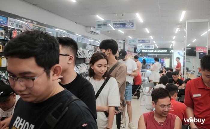 Ngày đầu mở bán iPhone 16 series: 3 giờ sáng vẫn "nườm nượp" người xếp hàng chờ được mua máy