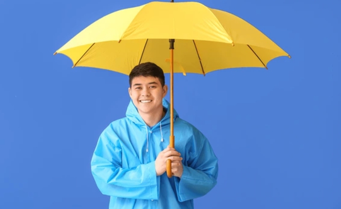 Tranh thủ săn đồ dùng thiết thực cho mùa mưa đang sale rẻ: Ô, áo mưa, Xịt chống bám nước...