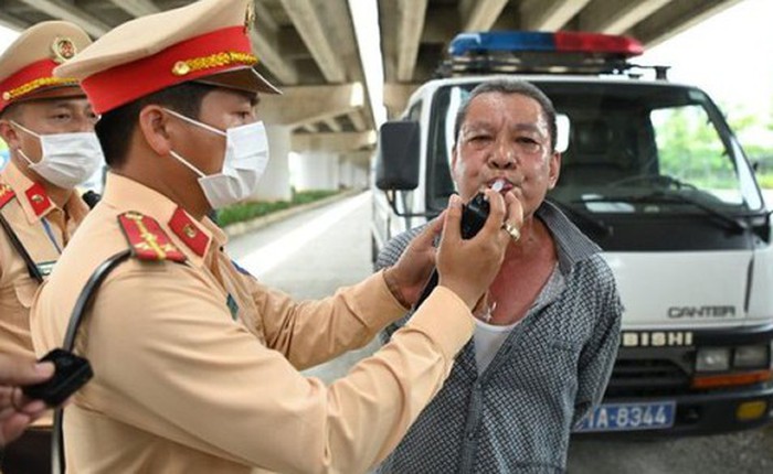 Sau khi uống rượu bia, phải đợi bao nhiêu tiếng đồng hồ thì nồng độ cồn mới về 0, để lái xe không bị phạt?