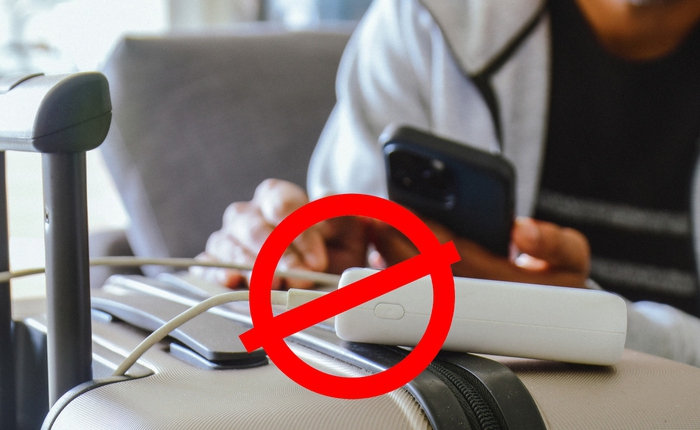 Từ 1/10, 13 hãng bay cấm dùng pin sạc dự phòng trên máy bay, khách Việt nên lưu ý!