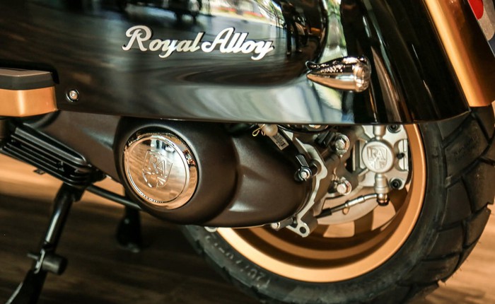 Mẫu xe tay ga Royal Alloy JPS 350: Cổ điển đến từng tấm thép, hiện đại đến từng chi tiết!