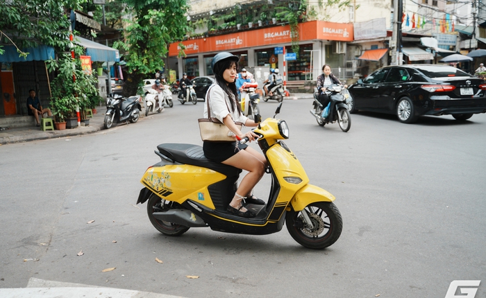 Nhiều gia đình Việt đã mua xe máy, ô tô điện thay xe xăng: Giải pháp thực tế hay xu hướng nhất thời?
