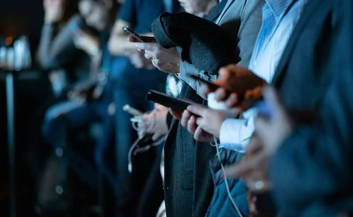 Người lớn tuổi chia sẻ tin giả nhiều hơn không phải vì thiếu hiểu biết, mà vì...