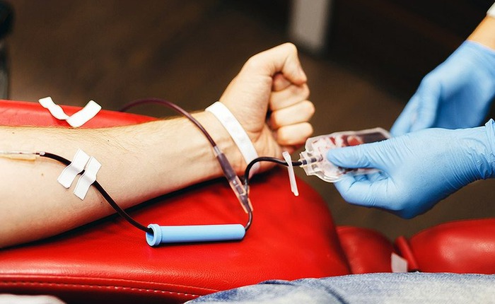 Vì sao tại nhiều quốc gia, người cận thị nặng thường bị từ chối hiến máu?