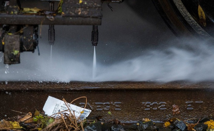 Vì sao chất thải trong nhà vệ sinh tàu hỏa từng được xả thẳng xuống đường ray? Sự thật ít ai ngờ tới