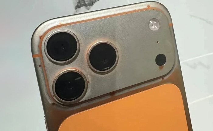 Sự thật iPhone 17 Pro Max “bay màu” sau khi lau bằng khăn ướt