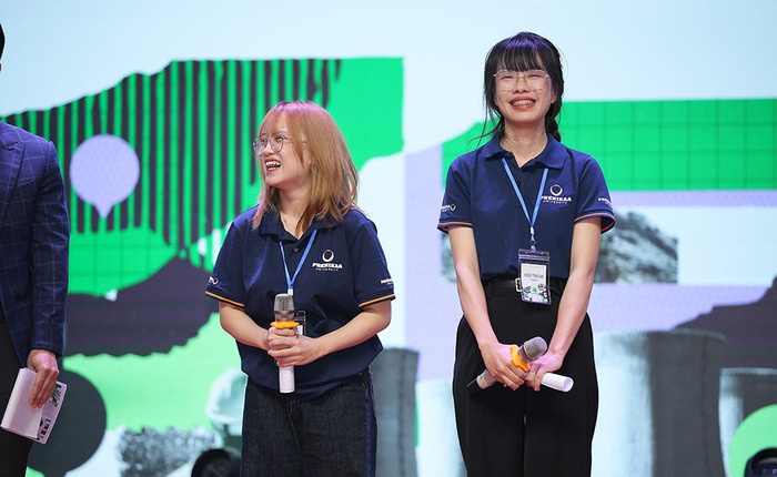 Những tiếng ho, cú chạm điện thoại và chiếc iPhone đời đầu: Cách hai nữ sinh Phenikaa viết nên bài hùng biện viral nhất cuộc thi Green Voices