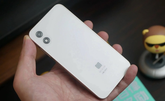 Điện thoại 5 inch của Xiaomi trông như iPhone 4 huyền thoại, cấu hình tàm tạm, dùng làm máy phụ rất hợp lý