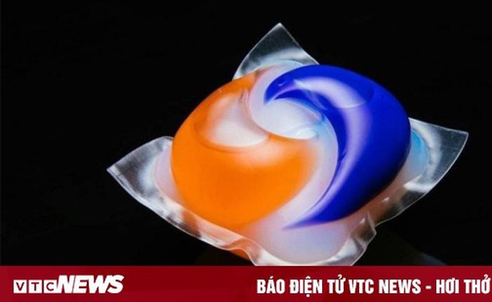 Viên giặt vỡ bắn vào mắt, người phụ nữ gần như mù một bên