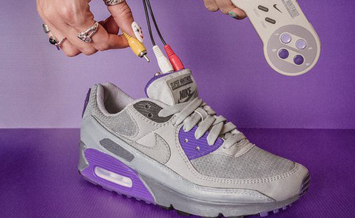 Vậy mà cũng nghĩ ra: Nhà thiết kế Singapore tích hợp máy chơi game Nintendo SNES vào giày Nike, cắm chơi game hay đi trên chân đều được