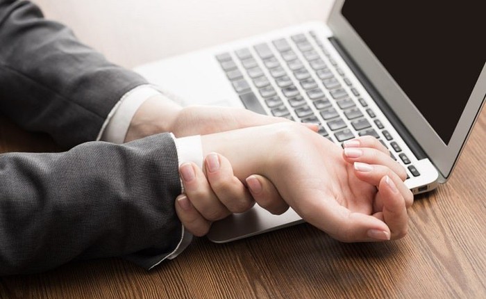 Căn bệnh thầm lặng khiến hàng triệu dân công sở chủ quan: Tê tay chỉ là dấu hiệu đầu tiên