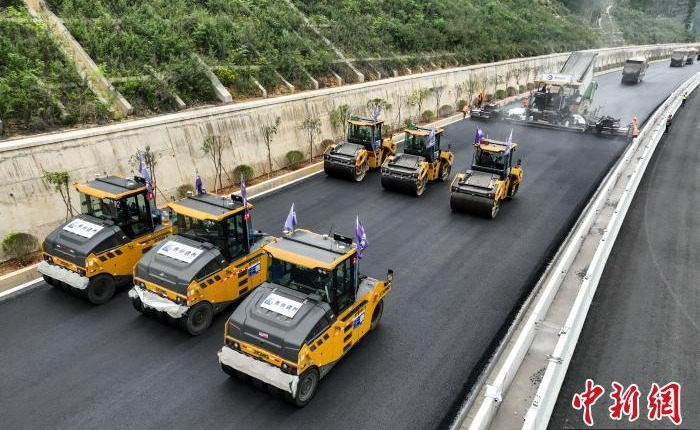 Kỳ tích xây dựng tại Trung Quốc: Rải 8.000 tấn nhựa đường, hoàn thiện tuyến cao tốc huyết mạch chỉ trong 6 giờ