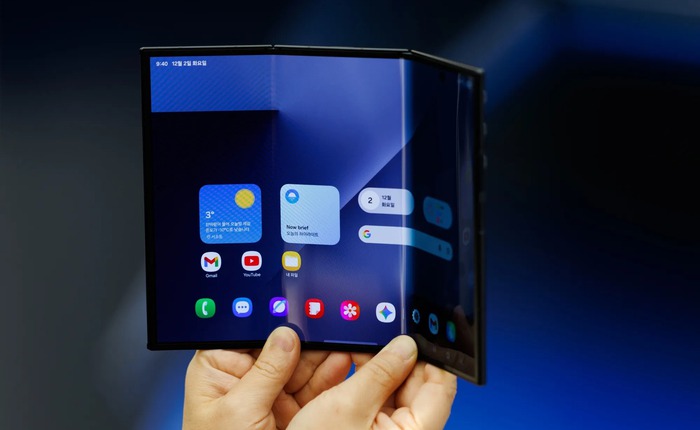 Galaxy Z TriFold giá 64 triệu đồng cháy sạch hàng chỉ sau vài phút mở bán, khách xếp hàng nối đuôi nhau để nhận máy