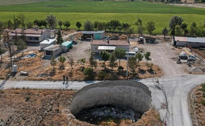 Thổ Nhĩ Kỳ mọc lên 648 "hố tử thần" chỉ sau một đêm: Thiên nhiên trừng phạt hay nhân tai?