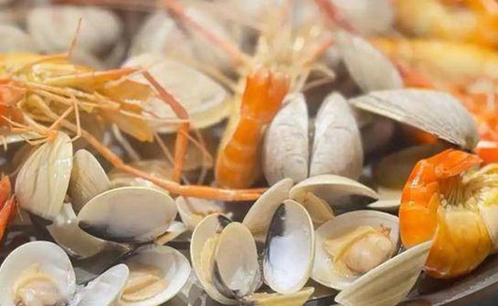 Ngày càng nhiều người bị nhồi máu não, bác sĩ nghẹ ngào: Ăn ít 4 món ngon "nút lưỡi" này đi thôi!