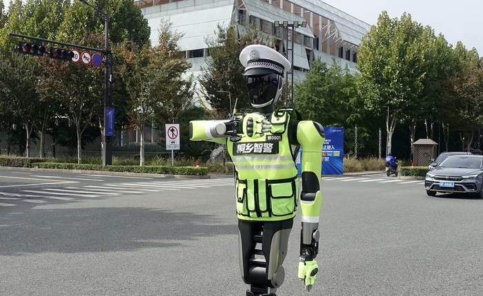 Trung Quốc chính thức triển khai robot cảnh sát giao thông