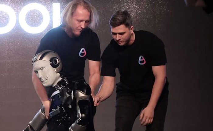 Robot hình người tích hợp AI đầu tiên của Nga ngã sấp mặt chỉ vài giây sau khi bắt đầu buổi thuyết trình chính thức