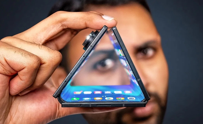 Nói thật là, gọi Galaxy Z Trifold là “máy tính bảng gập 3” hợp lý hơn “điện thoại gập 3” nhiều