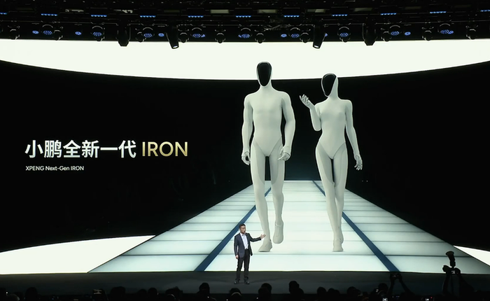 CEO hãng xe Trung Quốc ra lệnh 'cắt chân' robot ngay trên sân khấu để chứng minh không có người bên trong