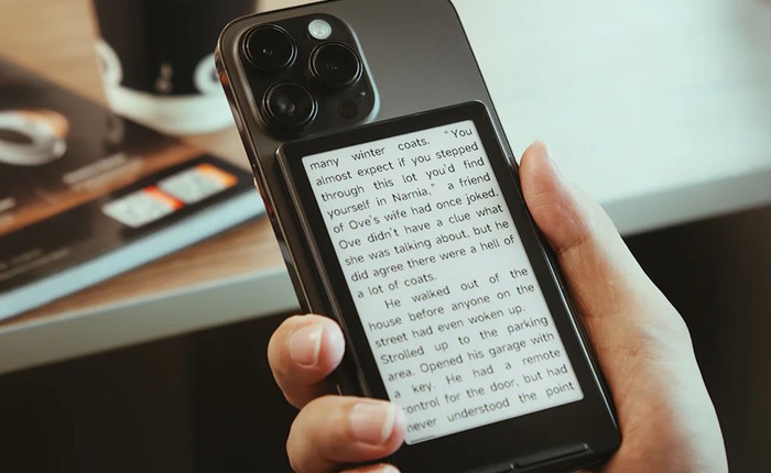 Máy đọc sách mini gắn lên lưng iPhone, màn bé tí nhưng tiện vì dùng thay nhiều thứ khác được