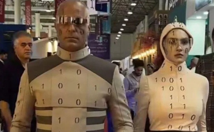Chuyện thật như đùa tại Iran: Robot hình người cao cấp tại triển lãm công nghệ bị bóc mẽ là người thật đóng giả