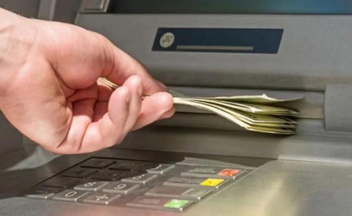 Đi rút tiền ở cây ATM, cậu học sinh sốc nặng khi tài khoản bỗng có hơn 250 tỷ đồng