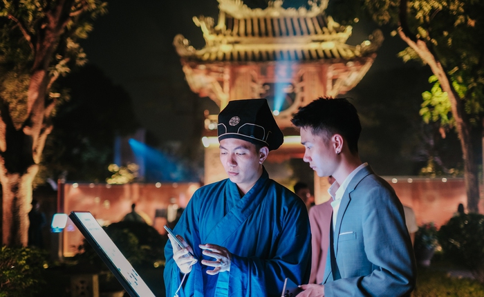 Tưởng chỉ là tour trải nghiệm, ai ngờ Galaxy AI khiến Gen Z nghiêm túc trở lại với Văn Miếu