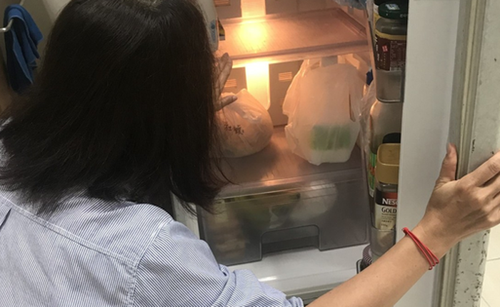 Bác sĩ đến chơi nhà, mở tủ lạnh ra bỗng thét lên: "Sao lại để những thứ này trong tủ lạnh"