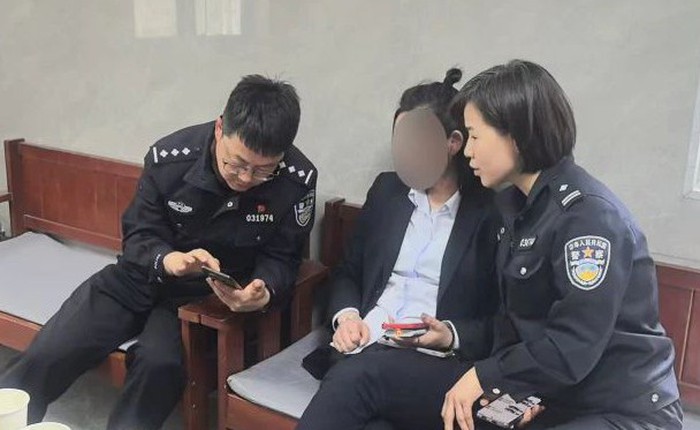 Ra ngân hàng rút hơn 500 triệu đồng từ tài khoản, người phụ nữ bất ngờ bị cảnh sát "mời" ngay về đồn
