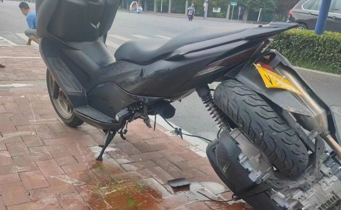 Xe tay ga Trung Quốc với mức giá gần 100 triệu đồng đang đi thì 'đánh rơi' động cơ giữa đường