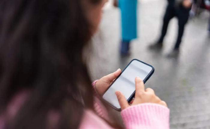Người dùng smartphone có nên sử dụng miếng dán màn hình chống nhìn trộm?