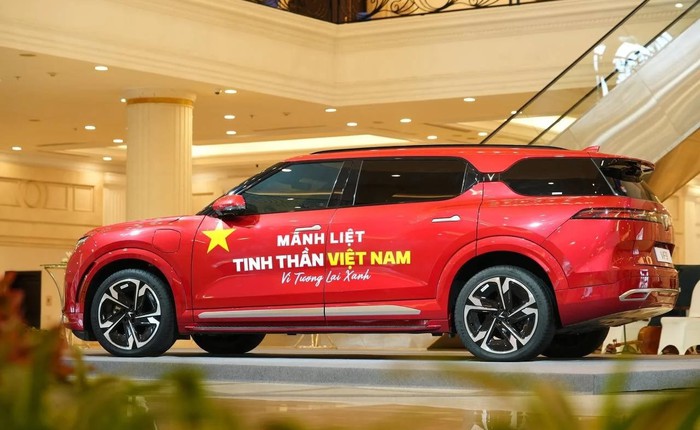Ông Phạm Nhật Vượng phát động chiến dịch ‘mãnh liệt tinh thần Việt Nam’ lần 3: ưu đãi 4% toàn bộ dòng xe VinFast, muốn ‘tất cả người dân Việt Nam đều là khách hàng thân thiết’