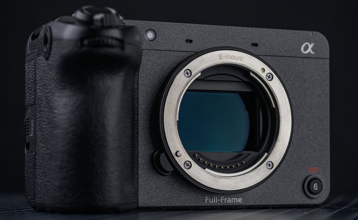 Sony công bố máy quay nhỏ gọn FX2: Ống ngắm điện tử lật lên xuống, rẻ hơn FX3 mà còn nhiều 'chấm' hơn