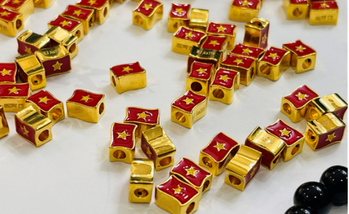Charm vàng 18k quốc kỳ Việt Nam dịp 30/4 và 2/9 được mọi lứa tuổi yêu thích
